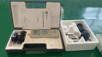 青島科諾精密機(jī)械向一諾電子采購了DS2-5000N大量程的推拉力計